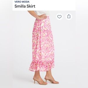 Smilla skirt

Floral pattern 

Size L

New w/ tags